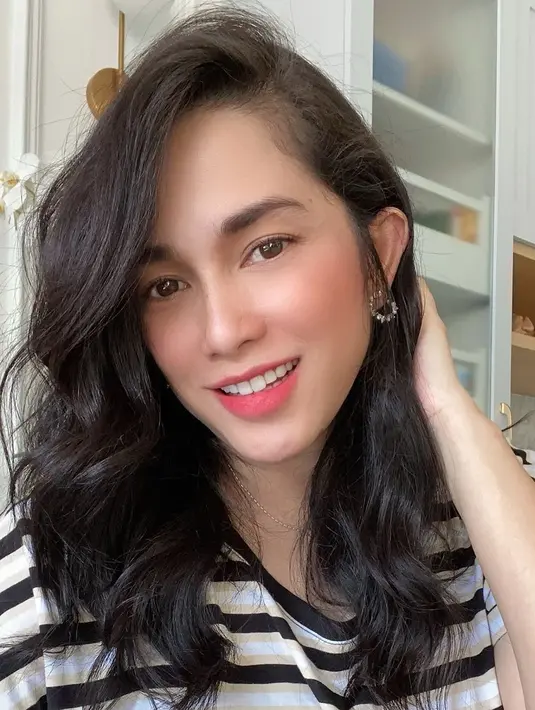 Setelah anak kelimanya nanti lahir, ternyata Ussy sudah tidak ingin hamil lagi karena menurutnya sudah memiliki banyak anak. Untuk itu, ia bertanya kepada sang dokter, bagaimana sebaiknya. (Instagram/ussypratama)