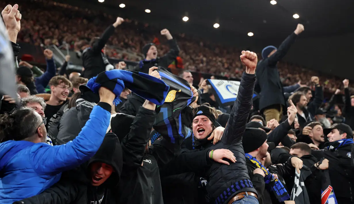 Fans Atalanta merayakan kemenangan atas Liverpool pada leg pertama perempat final Liga Europa 2023/2024 di Anfield, Jumat (12/04/2024). (AFP/Darren Staples)