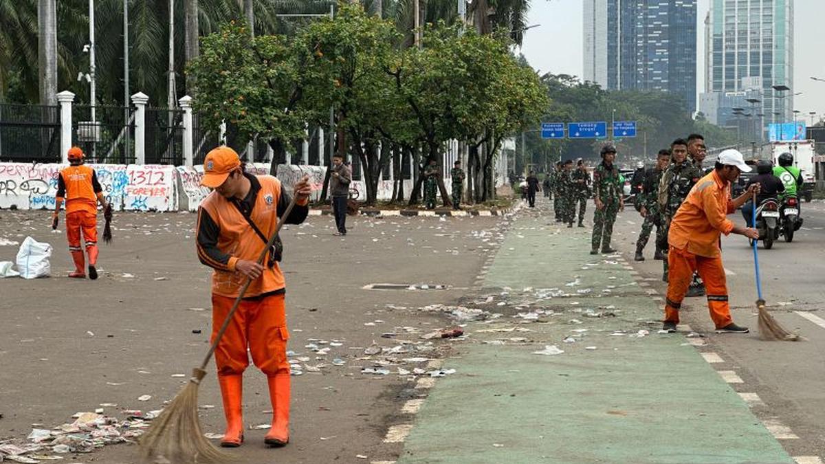 Kondisi Terkini di Depan Gedung DPR, Sampah Berserakan dan Masih Terasa Gas Air Mata