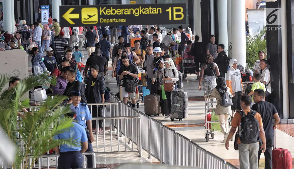 <p>Sejumlah calon penumpang membawa barang mereka di Bandara Soekarno-Hatta Cengkareng, Banten, Jakarta (9/6). Dengan rincian keberangkatan 84.945 domestik dan 129 internasional. (Liputan6.com/Faizal Fanani)</p>