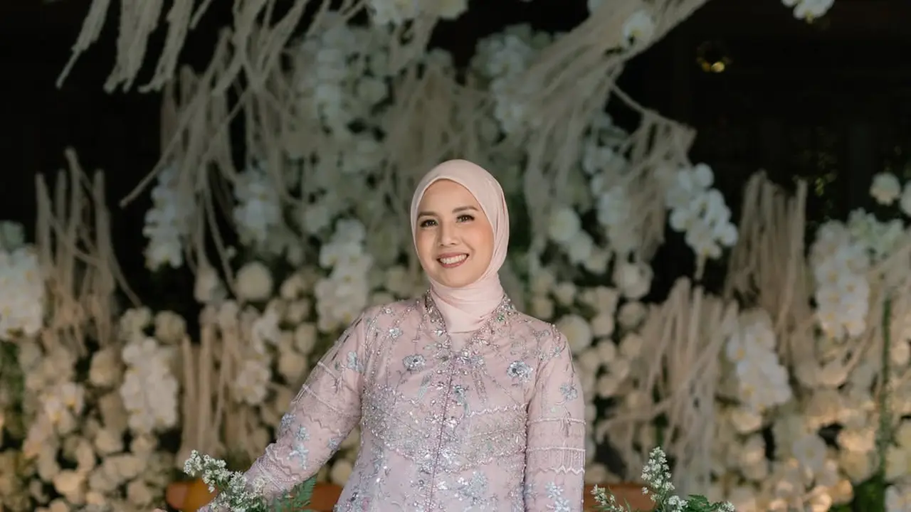 Gaya Anggun Tya Ariestya Kenakan Kebaya Kartini Motif Kembang di Pernikahan Sang Adik