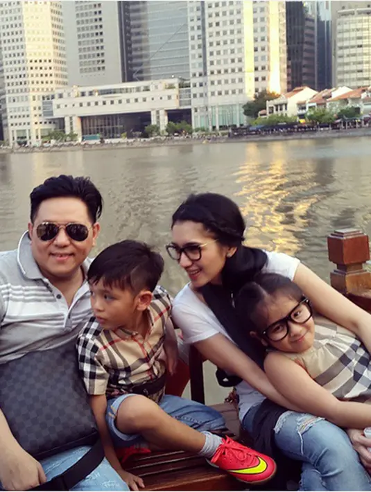 "Sebenarnya tidak ada penyesalan tentang pernikahan saya dengan Steven. Yang saya sesali adalah kenapa ini bisa terjadi" jelas Angel menambahkan. (dok. Instagram/realangelkaramoy)