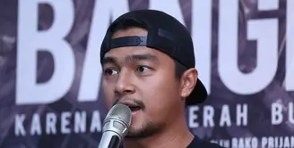 Banyaknya adegan berbahaya dalam film yang dibintangi oleh Deva Mahenra yang baru. Film Bangkit, ia berperan sebagai ahli dari Badan Meteorologi, Klimatologi, dan Geofisika. (Nurwahyunan/Bintang.com)