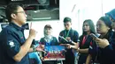 Sejumlah peserta finalis berdiskusi saat media tour ke redaksi berita di Sctv Tower, Jakarta (15/11). Finalis Citizen Journalist Academy Energi Muda Pertamina berasal dari 3 kota Semarang, Balikpapan dan Jakarta. (Liputan6.com/Helmi Afandi)