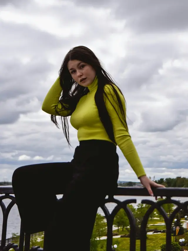 Tips Mix and Match Warna Pakaian Tanpa Terlihat Norak, Dijamin Gaya Selalu On Point!