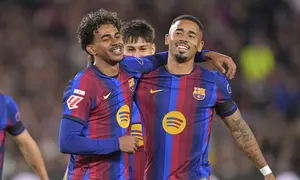 Penyerang Barcelona, Lamine Yamal (kiri), merayakan gol kelima timnya bersama rekan setimnya, Gabriel Jesus, dalam pertandingan Liga Spanyol antara FC Barcelona melawan Deportivo Alaves di Stadion Camp Nou, Barcelona, Minggu (1/11/2026) dini hari WIB. 
 (Manaure Quintero / AFP)