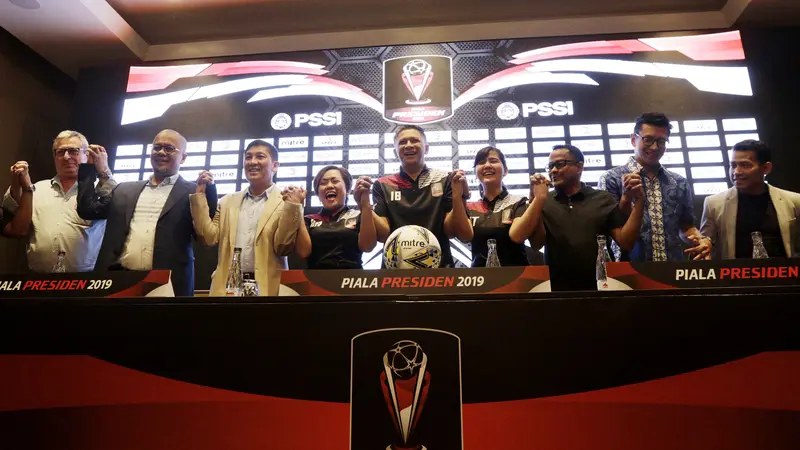 Panitia penyelenggara dan perwakilan klub peserta Piala Presiden 2019 foto bersama. (Bola.com/M. Iqbal Ichsan)