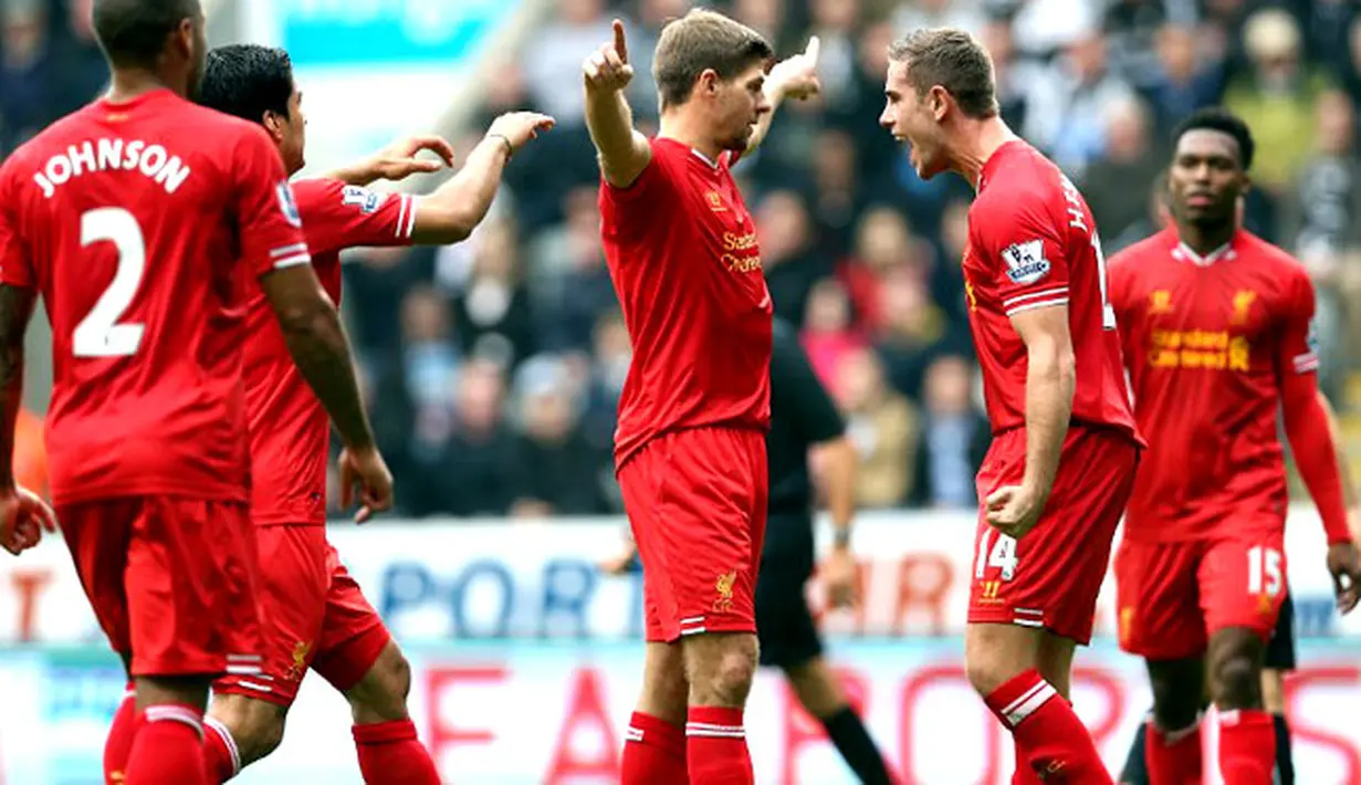 Selebrasi Steven Gerrard seteleh mencetak gol pada pertandingan Liga Premier Inggris antara Newcastle United vs Liverpool di St James 'Park, Inggris (19/10/2013). (AFP/Ian Macnicol)