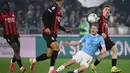 Lazio yang bermain disiplin berhasil menutup semua peluang AC Milan. Hingga peluit akhir dibunyikan, skor 1-0 menutup jalannya pertandingan di Olimpico Stadium. Tampak dalam foto, gelandang Lazio asal Belanda, Kenneth Taylor (tengah) mencoba melewati adangan pemain AC Milan saat pertandingan pekan ke-29 Serie A Italia 2025/2026 di Olimpico Stadium, Roma, Minggu 15 Maret 2026 waktu setempat atau Senin (16/3/2026) dini hari WIB. (Alberto PIZZOLI/AFP)