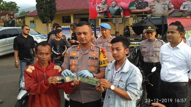 Sejumlah masyarakat tengah menyerahkan surat kendaraan mereka untuk mengambil kendaraannya milik mereka, yang menjadi korban curanmor di Garut