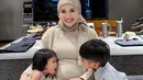 Potret kebersamaan Kesha Ratuliu bareng dua anaknya. Meski kehamilan ketiganya ini tidak direncanakan, namun kehadiran anak ketiganya di tahun 2025 nanti tentunya membuat keluarga kecilnya jadi lebih berwarna. Segera punya adik, Zyzy dan Aisha sudah menunjukkan rasa sayangnya. Zyzy anak pertama Kesha lahir pada tahun 2021, sementara anak keduanya pada tahun 2023. (Liputan6.com/IG/@kesharatuliu05)