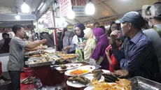Pengunjung memilih ragam kuliner khas Minangkabau dalam Festival Sumarak 2024 di Blok M Square, Jakarta, Sabtu (18/5/2024). (merdeka.com/Imam Buhori)