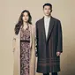 Dalam pemotretan, keduanya tampak memggunakan coat. Hyun Bin mengenakan coat cokelat bergaris, dipadukan turtle neck dan celana hitam. Sedangkan, Son Ye Jin mengenakan long coat cream dipadukan dress floral.