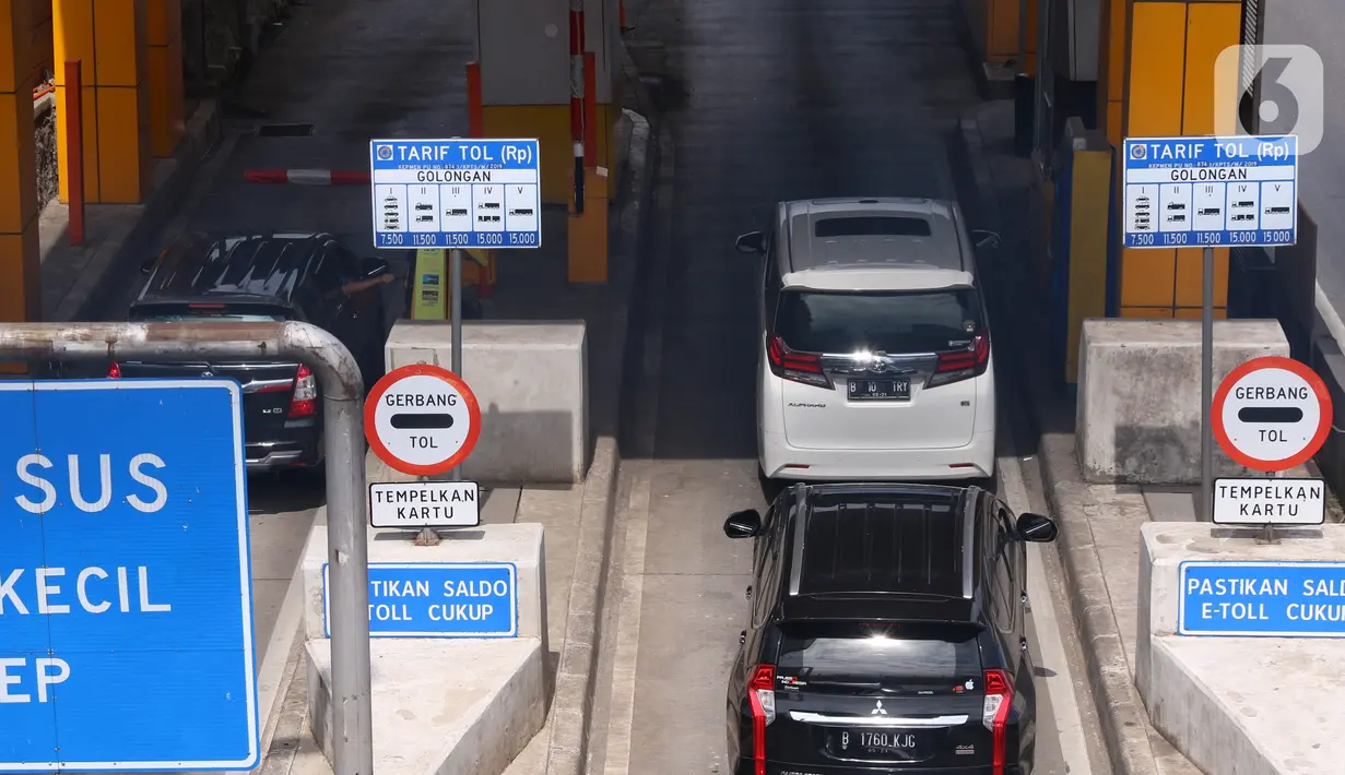 Sejumlah pengguna jasa tol saat melakukan transaksi pembayaran di gerbang tol Karang Tengah, Tangerang, Selasa (24/11/2020). Kementerian PUPR segera menerapkan teknologi transaksi pembayaran tol non-tunai tanpa sentuh (nir-sentuh) atau multi-lane free flow (MLFF). (Liputan6.com/Angga Yuniar)
