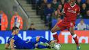 Bek Leicester, Aleksandar Dragovic, menekel gelandang Liverpool, Georginio Wijnaldum, pada laga Piala Liga di Stadion King Power, Leicester, Selasa (19/9/2017). Leicester menang 2-0 atas Liverpool. (AFP/Lindsey Parnaby)