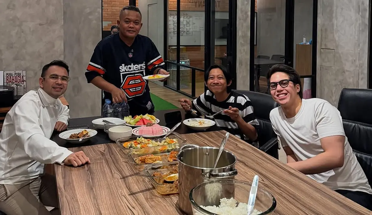 Di bulan Ramadhan tahun ini, Raffi Ahmad yang memutuskan istirahat dan tak membuat acara sendiri, rupanya tetap aktif dengan bersafari saat sahur. Meski tak setiap hari, Raffi terlihat beberapa menghabiskan waktu sahur dengan rekan artis. (Liputan6.com/IG/@raffinagita1717)