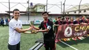 Pemenang mendapatkan piala saat laga final Pertamax Liga Ayo Mini Football Tangerang di Lapangan Sabnani Park, Tangerang, Minggu (25/8). PSPG berhasil menang atas Persepon melalui adu penalti. (Dokumentasi)