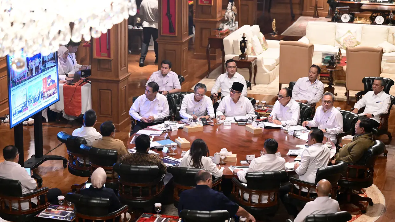 Rapat terbatas bersama Presiden Prabowo Subianto dan jajaran menteri kabinet Merah Putih di Hambalang, Jawa Barat, Senin (23/6/2025).