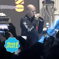 Penampilan Ahmad Dhani dan Dul di konser Dewa 19.