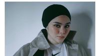 Penyanyi Sivia Azizah tampil sporty dengan jaket dan hijab turban andalannya. [@siviazizah].