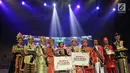 Wendra Tandribali dari DKI Jakarta dan Scholastika Asyana dari Provinsi DIY Putri  dan para finalis foto bersama usai pemilihan Duta Muda ASEAN-Indonesia 2017 di Balai Sarbini, Jakarta, Selasa (29/08). (Liputan6.com/Herman Zakharia)