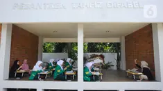 Santriwati penyandang tuna rungu menghafal Al-Qur'an di Pesantren Tahfiz Difabel di Jalan Manunggal Jaya, Lebak Bulus, Jakarta Selatan, Senin (24/10/2022). Pondok Pesantren yang merupakan salah satu program untuk disabilitas dan diinisiasi oleh Baznas (Bazis) Provinsi DKI Jakarta diperuntukkan untuk tuna rungu secara gratis dan baru berjalan 3 bulan saat ini menampung 9 santriwati. (merdeka.com/Arie Basuki)