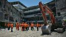 Keputusan ini diambil setelah tidak ditemukannya lagi korban di antara puing-puing yang telah diratakan dengan tanah. (JUNI KRISWANTO/AFP)