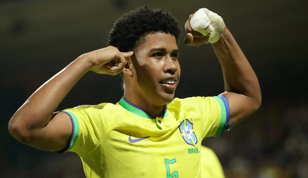 Selebrasi pemain Timnas Brasil U-20, Andrey Santos setelah menjebol gawang Timnas Venezuela U-20 pada laga Piala Amerika Selatan U-20 di Metropolitano de Techo Stadium, Bogota, Kolombia (3/2/2023). Gelandang tengah berusia 18 tahun yang sejak Januari 2023 menjadi milik Chelsea ini memiliki nilai pasar 12 juta euro atau setara hampir Rp198 miliar. Bersama Timnas Brasil U-20 ia telah mengoleksi 11 caps dengan torehan 6 gol dan 2 assist sejak debut pada 11 Juni 2022. (AFP/Juan Pablo Pino)