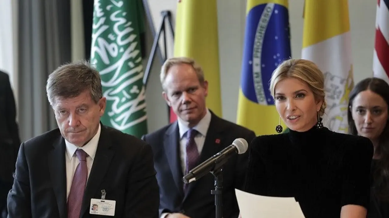 Guy Ryder, kiri, direktur jenderal Organisasi Perburuhan Internasional saat mendampingin Ivanka Trump, kanan, yang sedang membicarakan aksi untuk menghentikan kerja paksa, perbudakan modern dan perdagangan manusia di sela Sidang Umum PBB (AP)