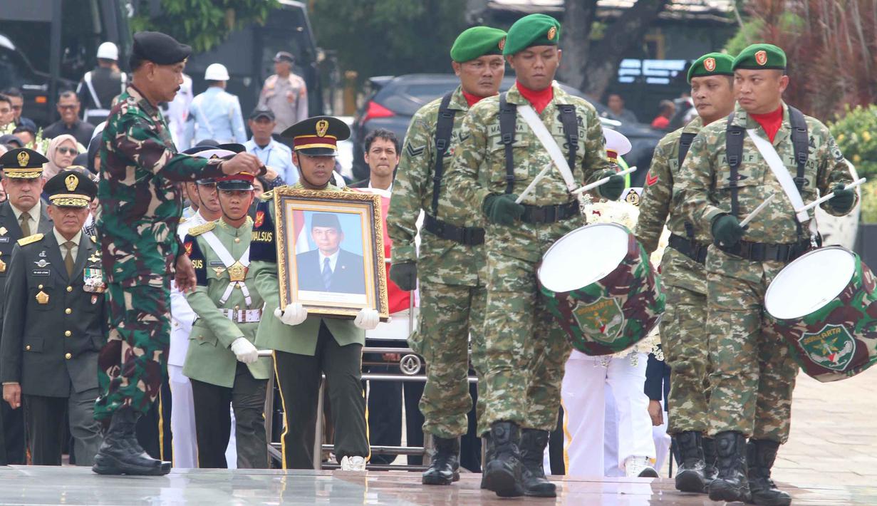 Mantan Menteri Pertahanan Republik Indonesia, Juwono Sudarsono, dimakamkan di Taman Makam Pahlawan Nasional (TMPN) Kalibata, Jakarta Selatan, pada Minggu, 29 Maret 2026. Tampak dalam foto, prosesi pemakaman mantan Menteri Pertahanan, Juwono Sudarsono, di Taman Makam Pahlawan Nasional (TMPN), Kalibata, Jakarta, Minggu (29/3/2026). (merdeka.com/Arie Basuki)