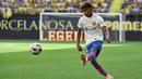 Pemain Barcelona, Lamine Yamal, melepaskan tendangan saat melawan Villarreal pada laga Liga Spanyol 2023/2024 di Stadion La Ceramica, Minggu (27/8/2023). Barca menang dengan skor 4-3. (AFP/Javier Soriano)