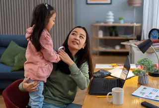 Pada tahap tumbuh kembang, anak sangat sensitif terhadap kata-kata yang mereka dengar. Afirmasi positif yang terdengar sederhana ternyata dapat membantu membentuk cara mereka memandang diri sendiri dan menilai kemampuan mereka. (foto/dok: freepik)