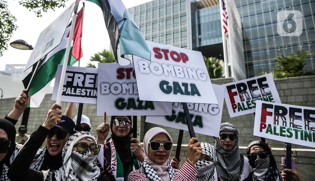 Terdengar dari mobil komando, demonstrasi hari ini merupakan aksi damai untuk menolak penjajahan Israel dengan suara takbir yang terus bergema. (Liputan6.com/Faizal Fanani)