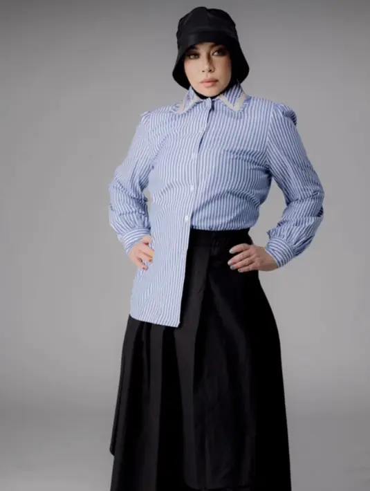 <p>Melly Goeslaw berhasil menurunkan berat badan sebanyak 12kg. Ia pun semakin tampak sehat dengan balutan kemeja biru bermotif, dipadukan rok ruffle hitamnya. @melly_goeslaw</p>