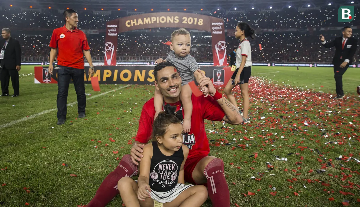 Bek Persija Jakarta, Jaimerson, bergembira bersama kedua anaknya merayakan gelar juara Piala Presiden di SUGBK, Jakarta, Sabtu (17/2/2018). Persija menang 2-0 atas Bali United. (Bola.com/Vitalis Yogi Trisna)