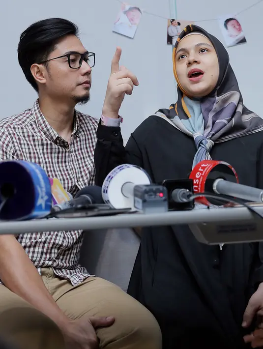 Pemeran yang dikenal Jeng Kelin itu telah berusaha untuk bisa melahirkan normal. Meski ia harus merasakan sakit kontraksi selama lima belas jam. Namun, ia menyerah lantaran tak kuat lagi menahan. (Deki Prayoga/Bintang.com)