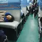 Gaya Menteri BUMN Rini Soemarno tidur di kereta ekonomi saat melakukan kunjungan kerja ke Tasikmalaya, Jawa Barat, Selasa (1/8/2017). (Ilyas/Liputan6.com)