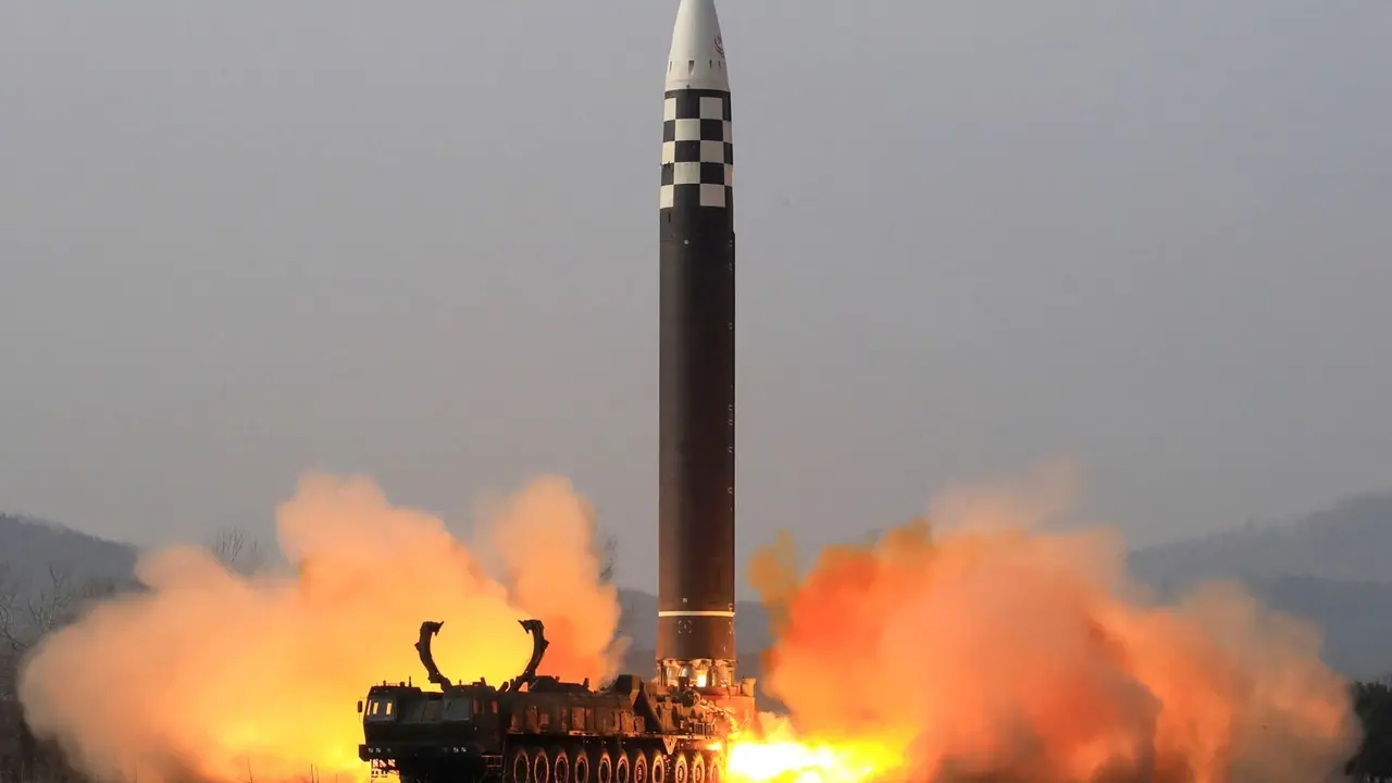 Uji peluncuran apa yang disebut media pemerintah sebagai rudal balistik antar benua (ICBM) tipe baru. (Foto: AFP)