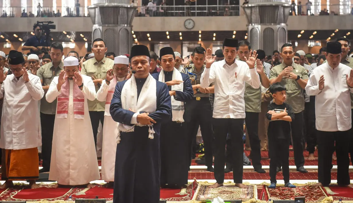 <p>Sementara itu, H.M. Salim Ghazali bertindak sebagai imam dalam salat Jumat tersebut. (Foto: Biro Pers Sekretariat Presiden)</p>