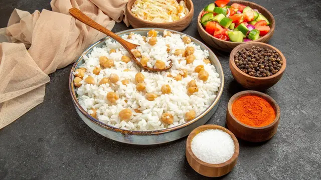 Ilustrasi campuran nasi dan biji-bijian/freepik.com/KamranAydinov