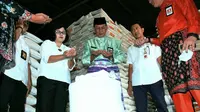 Direktur Produk Ekspor dan Hasil Pertanian dan Kehutanan, Kementrian Perdagangan, Prahastuti dan Sekda Provinsi Jambi M Dianto (tengah) mengecek kondisi beras di gudang Bulog Jambi. (Liputan6.com/B Santoso)