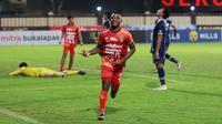 Pemain Bali United, Privat Mbarga, melakukan selebrasi setelah mencetak gol ke gawang Arema FC pada laga BRI Liga 1 di Stadion PTIK, Jakarta, Senin (27/3/2023). Arema menang dengan skor 3-1. (Bola.com/M Iqbal Ichsan)