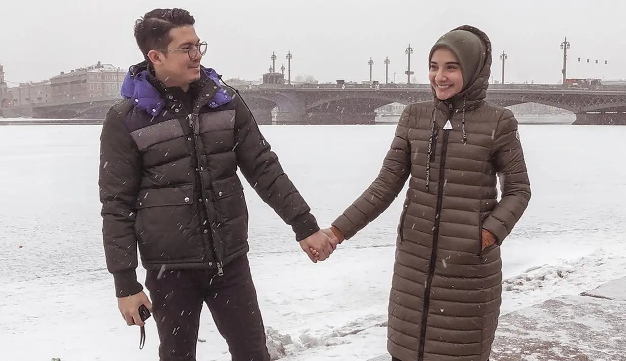 Meski telah menjalani rumah tangga lebih dari 8 tahun, akan tetapi kekompakan dan romantisme keduanya masih terjaga. Bahkan keduanya cukup sering berlibur bersama. (Liputan6.com/IG/@zaskiasungkar15)