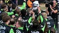 Pembalap Jerman dari Kick Sauber, Nico Hulkenberg, merayakan kemenangannya di posisi ketiga podium selama Grand Prix Formula Satu Inggris di sirkuit balap Silverstone di Silverstone, Inggris bagian tengah, pada 6 Juli 2025. (Andrej ISAKOVIC/AFP)
