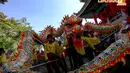 Selain acara Gotong Tua Pe Kong, acara ini juga dimeriahkan dengan tarian naga. (Liputan6.com/Faizal Fanani)