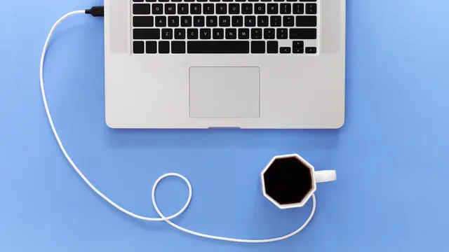 Ilustrasi Meng-charge Laptop