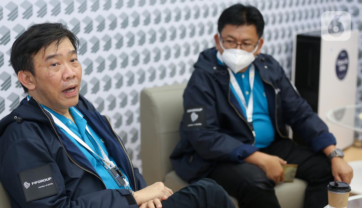 CEO FIF Group Margono Tanuwijaya (kiri) didampingi Chief Corporate Communication dan CSR FIF Group Yulian Warman saat diskusi santai di sela-sela acara GIIAS 2021 di Serpong, Tangerang (18/11/2021). FIFGroup terus mendukung Industri otomotif indonesia Lewat GIIAS 2021. (Liputan6.com/Fery Pradolo)