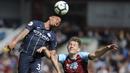 Striker Manchester City, Gabriel Jesus, duel udara dengan pemain Burnley, James Tarkowski, pada laga Premier League di Stadion Turf Moor, Minggu (28/4). Manchester City menang 1-0 atas Burnley. (AP/Rui Vieira)