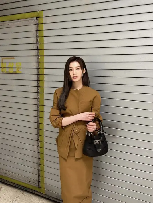 Sana Twice mengunggah potret tampil mengenakan kemeja panjang yang dipadukan dengan rok panjang warna cokelat. (@m.by__sana)