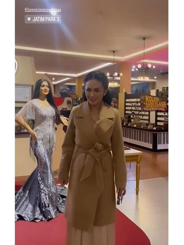 6 Momen Krisdayanti Melihat Patung Lilinnya di Jatim Park 3, Mirip Banget